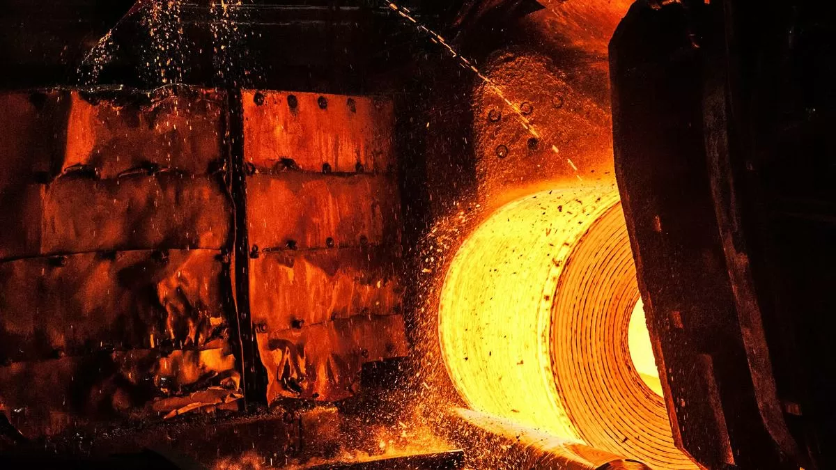 Global steel production dips 2% in 2025