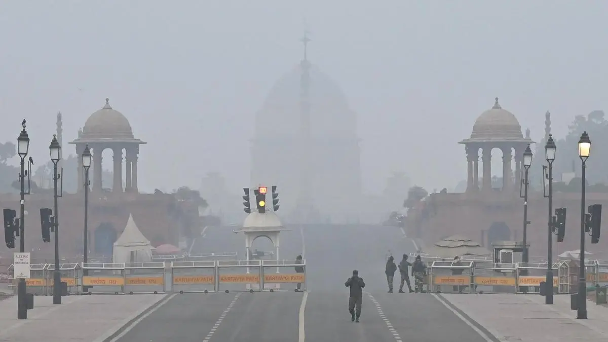 Delhi wakes up to layer of fog as AQI remains in 'poor' category, flights delayed at IGI Airport