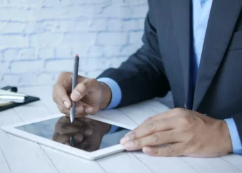 “Shifting the Narrative: Redefining Finanzas for a Positive Outlook”