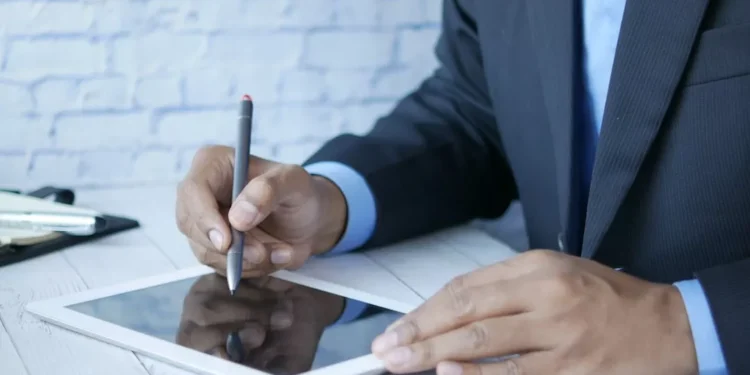 “Shifting the Narrative: Redefining Finanzas for a Positive Outlook”