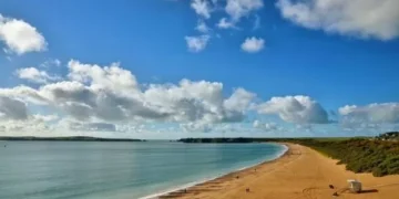 Warning to beachgoers after sewage flows into river near popular Welsh beach