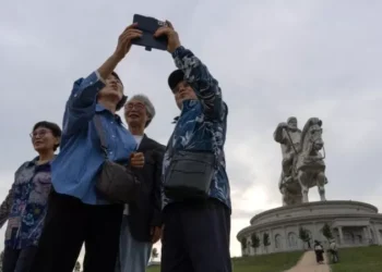 Mongolia courts tourists by making it easier to visit