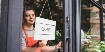 Major High Street chain to disappear today as dozens of shops close