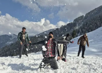 Snow-covered valleys of Kashmir revive tourist bookings