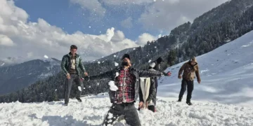 Snow-covered valleys of Kashmir revive tourist bookings