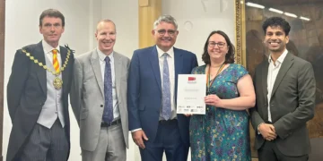 Saul Nassé presents first Archive Service Accreditation certificate