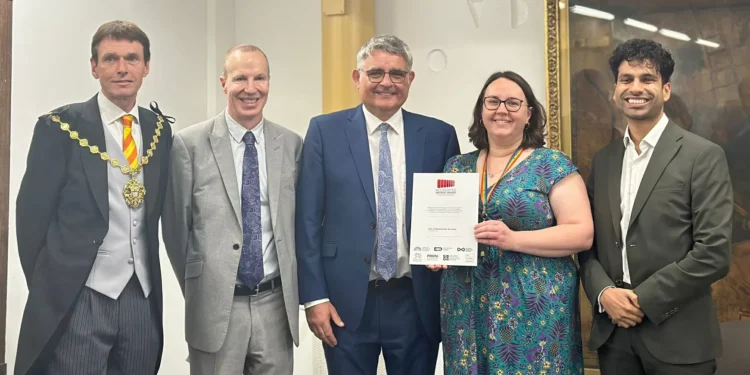 Saul Nassé presents first Archive Service Accreditation certificate