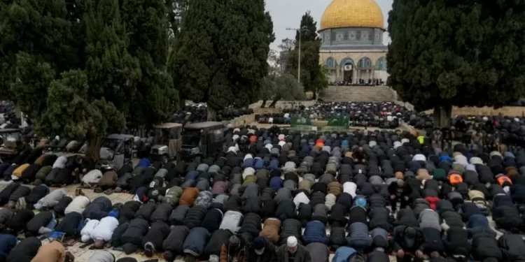 90,000 Palestinians attend first Friday prayers of Ramadan in Jerusalem
