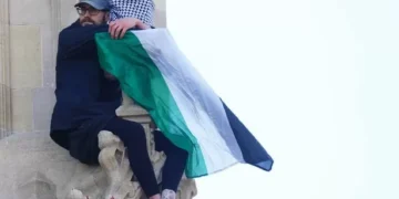 Man climbs Big Ben and drapes himself in Palestine flag as police shut Westminster Bridge