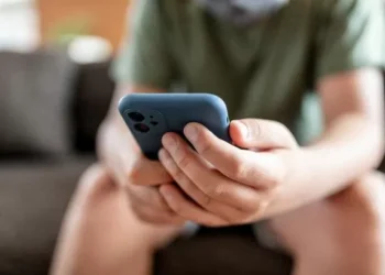 Total smartphone ban in Welsh schools ‘not the answer’