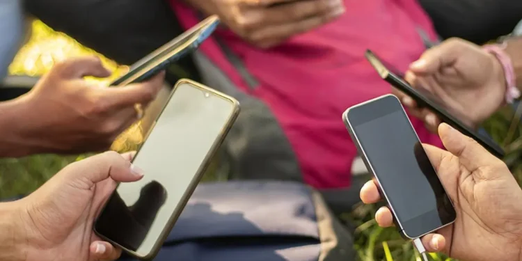 Smartphones imports to US, UK grow by double digits in 2024: Government data