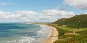 Coastguard sends stark reminder after walkers cut off by tide at one of Wales’ top beaches