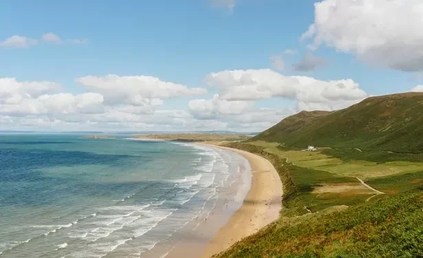Coastguard sends stark reminder after walkers cut off by tide at one of Wales’ top beaches