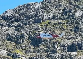 Walker dies in fall from Welsh mountain ridge