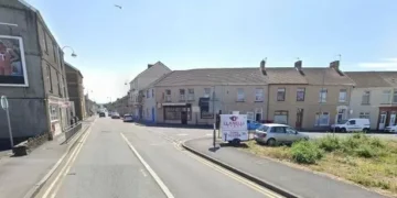 Bomb squad descends on Llanelli street as homes evacuated and roads closed
