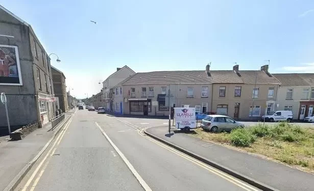 Bomb squad descends on Llanelli street as homes evacuated and roads closed