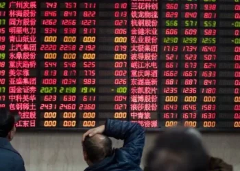 Pay Cuts and Layoffs Devastate Chinese Working Class, Prompting Deflation Panic