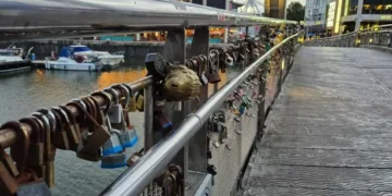 Tonnes of love locks to be removed from bridge