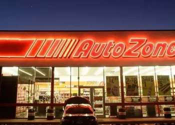 VIDEO: Los Angeles Mob Breaks into and Loots AutoZone Store