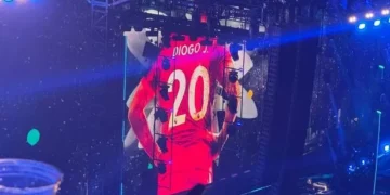 Oasis pay touching tribute to Liverpool star Diogo Jota during Cardiff show