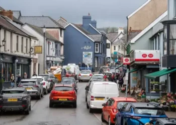Masked man enters town centre shop and steals thousands worth of jewellery