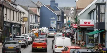 Masked man enters town centre shop and steals thousands worth of jewellery