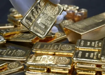 Gold heads south as dollar strengthens