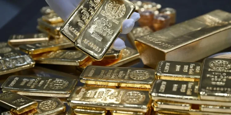 Gold heads south as dollar strengthens