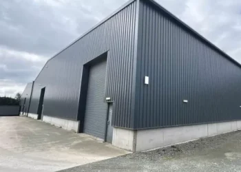 Couple built warehouse without permission and there are no consequences