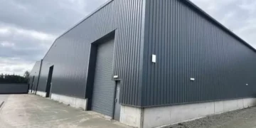 Couple built warehouse without permission and there are no consequences