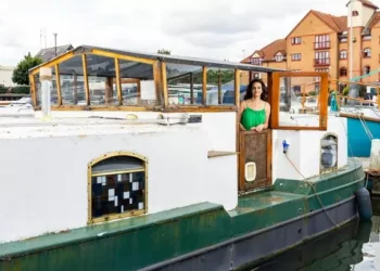 Woman sick of paying £1,600 a month for flat saves £500 on boat