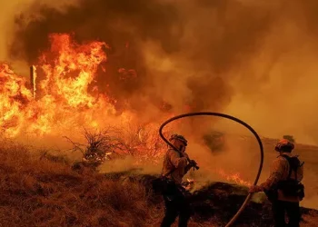 California: Canyon Fire Spreading Fast near Santa Clarita, Simi Valley