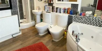 Home with two toilets next to each other in bathroom splits opinion