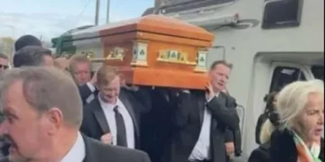 City brought to halt as thousands attend traveller’s funeral with Rolls Royce cortege and flypast