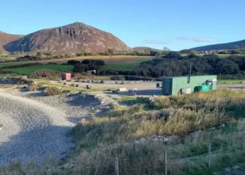 Huge row over ‘eyesore’ shipping container cafe placed by ‘untouched’ beach location