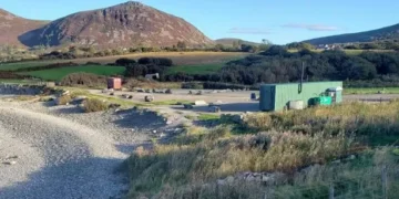 Huge row over ‘eyesore’ shipping container cafe placed by ‘untouched’ beach location