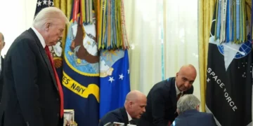 Dr. Oz Leaps into Action When Pharma Exec Faints in Oval Office