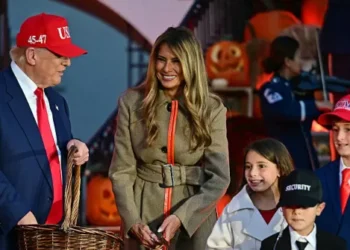 WATCH — Halloween at the White House: Trump and Melania Give Candy and Hugs