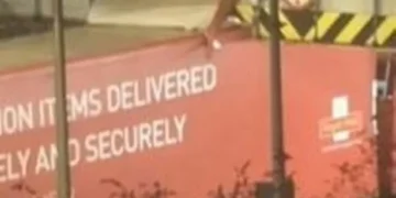 Lorry hits city rail bridge causing trains chaos