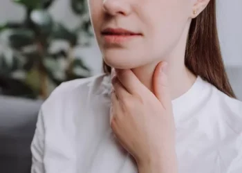 3 ingredients can soothe sore throat symptoms with easy 2-minute recipe