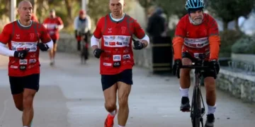 Kevin Sinfield says ‘together we’ll crack this’ as he runs through city in memory of Rob Burrow