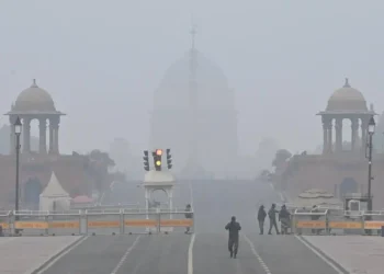 Delhi wakes up to layer of fog as AQI remains in ‘poor’ category, flights delayed at IGI Airport