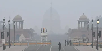 Delhi wakes up to layer of fog as AQI remains in ‘poor’ category, flights delayed at IGI Airport