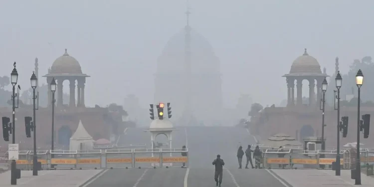 Delhi wakes up to layer of fog as AQI remains in ‘poor’ category, flights delayed at IGI Airport